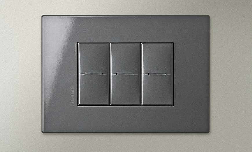 3 modules Axolute with anthracite cover plate