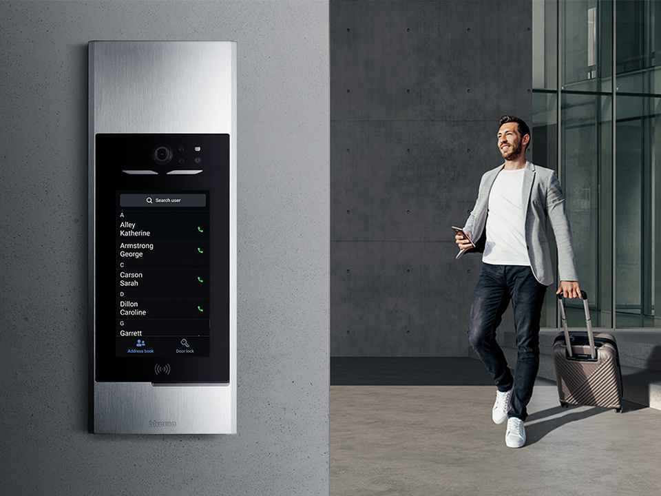 Linea 5000 with silver finish shining on a modern building as a man returns home